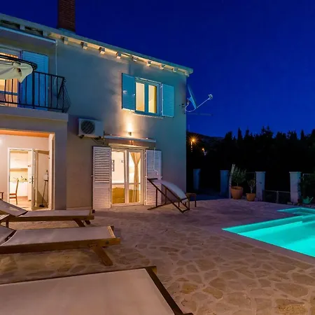 - Lovely With Private Pool * Doli