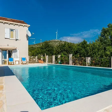 Βίλα - Lovely With Private Pool *