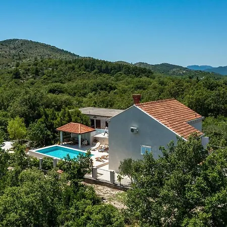 Vila - Lovely With Private Pool