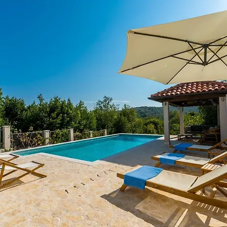 - Lovely With Private Pool Vila