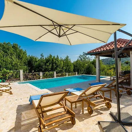 - Lovely With Private Pool Vila