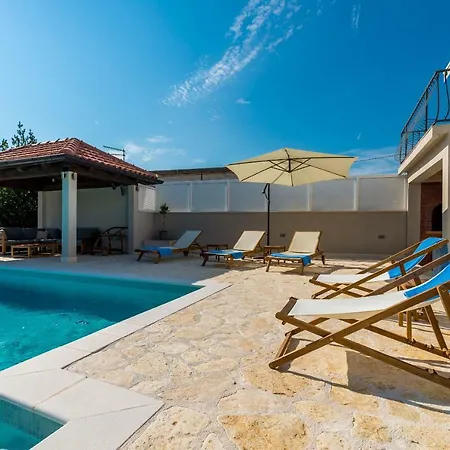 - Lovely With Private Pool Vila