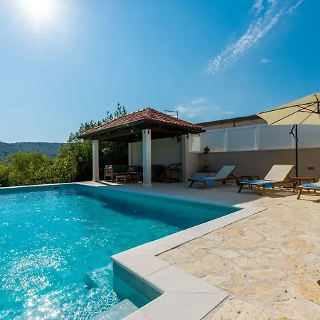 - Lovely With Private Pool * Doli