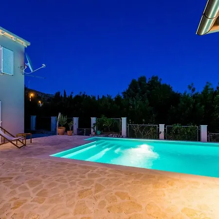 - Lovely With Private Pool * Doli