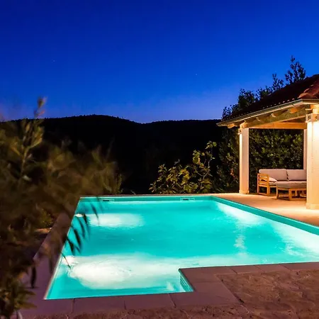 - Lovely With Private Pool Vila *
